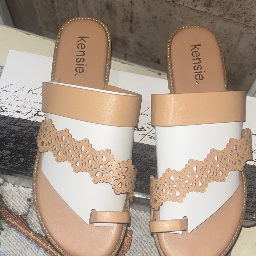 Kensie Beige and White Floral Sandals